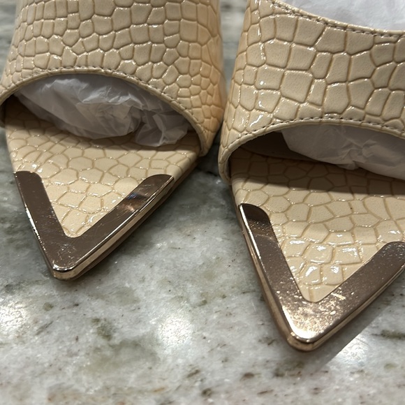 NWT Mixx Shuz Slip On Heeled Shoes With Metal Toe Clips - Picture 7 of 8